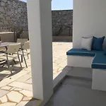 Modern House Near Parikia With 3 Bedrooms & 2 Bath בית נופש