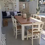 Modern House Near Parikia With 3 Bedrooms & 2 Bath בית נופש *