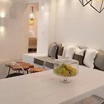 Modern House Near Parikia With 3 Bedrooms & 2 Bath בית נופש פארוס