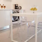 Modern House Near Parikia With 3 Bedrooms & 2 Bath בית נופש
