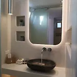 Modern House Near Parikia With 3 Bedrooms & 2 Bath בית נופש *