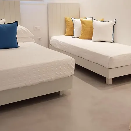 Modern House Near Parikia With 3 Bedrooms & 2 Bath Ferienhaus Páros